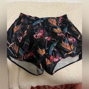 Lululemon hotty hot 4 inch